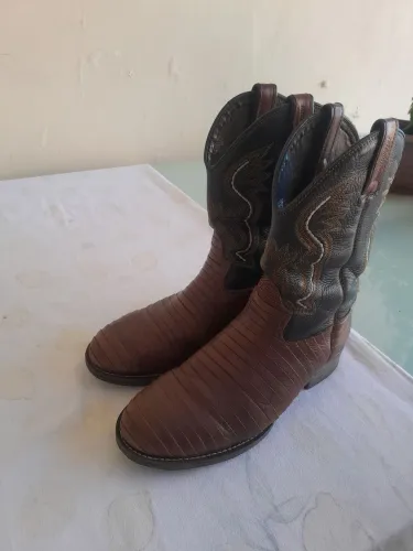 Bota de couro escamado nova