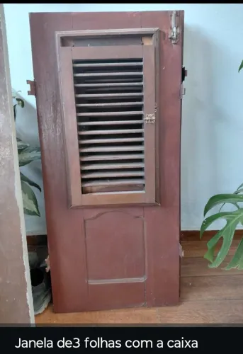 Vendo porta e janela de madeira maciça, com dobradiças e trinco.