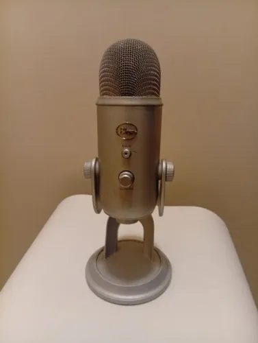 Microfone Blue Yeti USB.