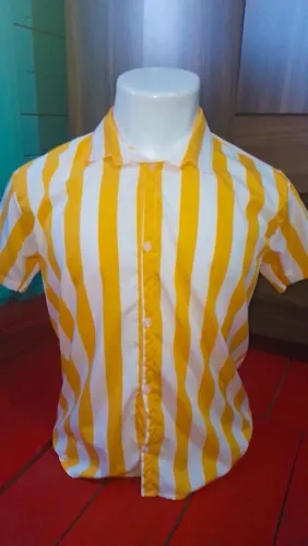 Camisa de botão amarela