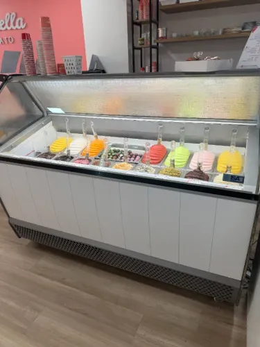 VITRINE ISA BERMUDA - GELATERIA