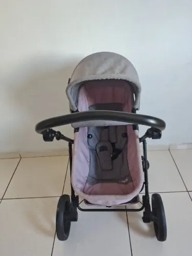 Carrinho de bebê com bebê conforto ..