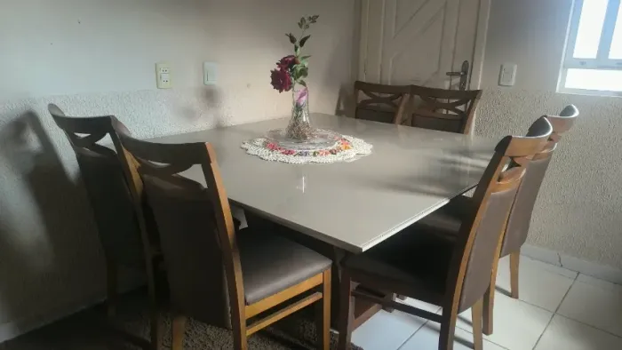 Mesa semi nova com 8 cadeiras em perfeito estado de conservação.
