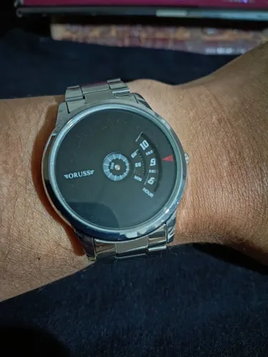 RELÓGIO MASCULINO DA MARCA ORUS, COM DESIGN CRIATIVO E MODERNO. É UM RELÓGIO IMPORTADO.