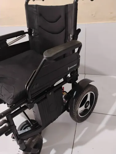 Cadeira motorizada, apenas um ano de uso