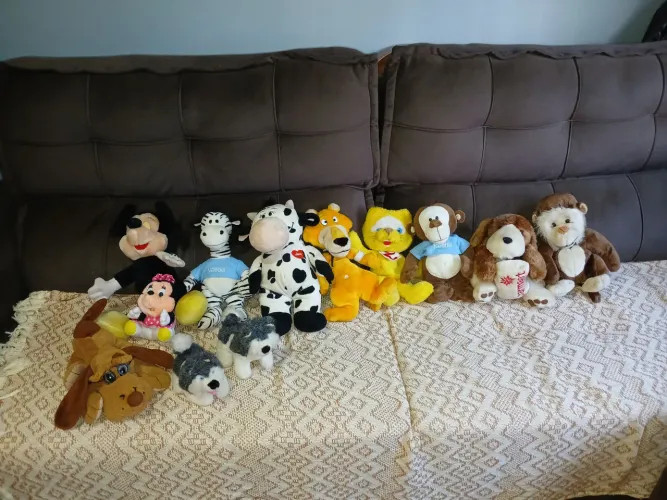 Vendo lindas pelúcias infantis, algumas de personagens de desenho.