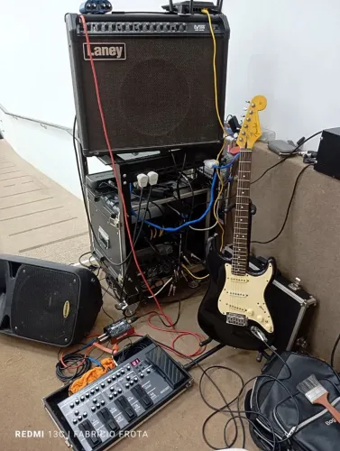 Guitarra fender e uma pedaleira BOSS ME 80 em ótima conservação 