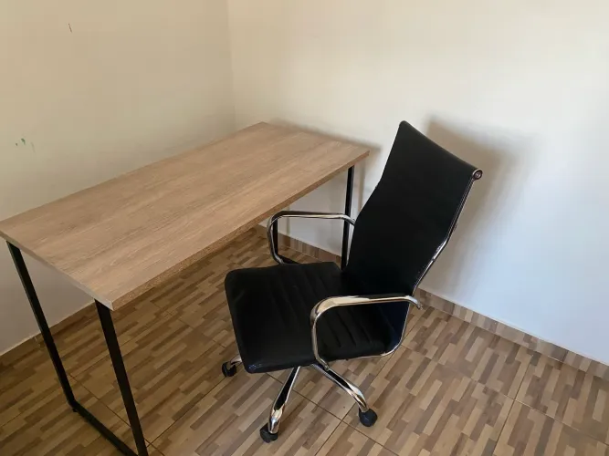 Mesa com cadeira de escritório