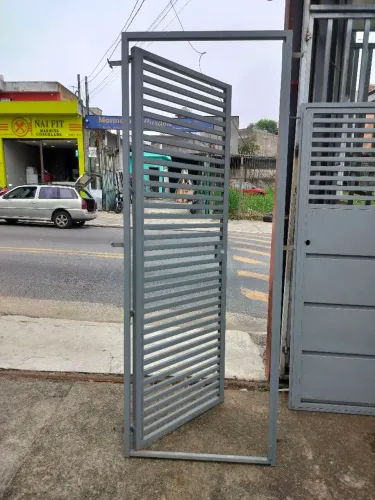 Porta social com abertura para dentro lado esquerdo altura 230 largura 85