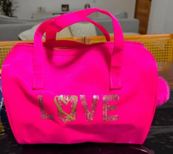 Bolsa rosa escrito "love"