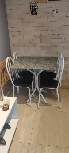 Mesa de jantar com quatro cadeiras