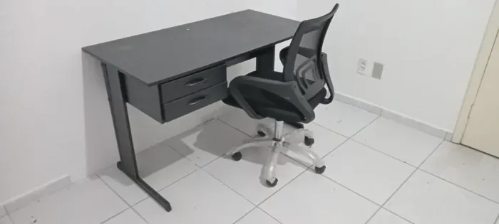 Mesa, cadeira e armário para escritório