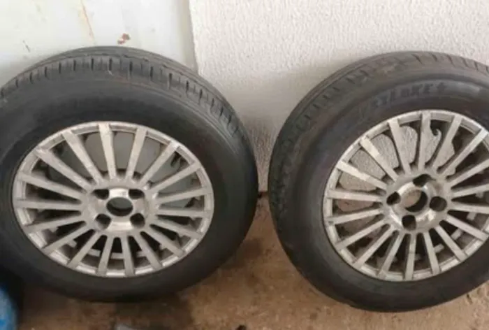 Vende-se jogo de roda quatro pneus novos 195/65 aro 15