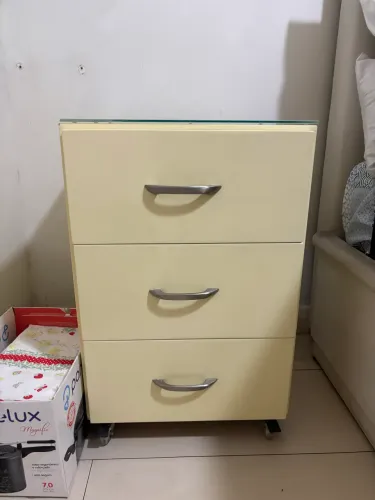 2 Criado mudo/ mesa de cabeceira com gavetas