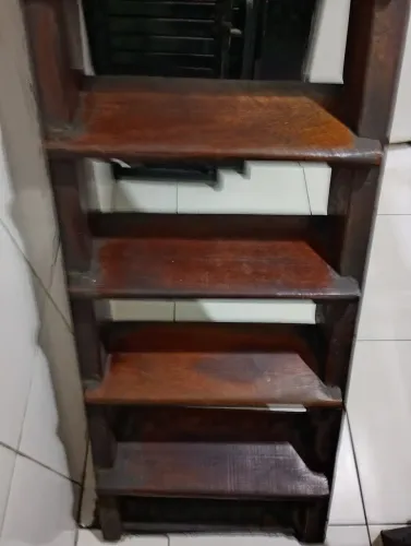 Escada de madeira maciça