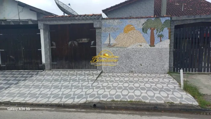 Casa a venda com 3 vagas e área gourmet em Agenor de Campos-Mongaguá R$ 300 mil