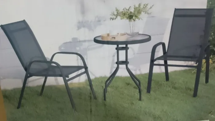 Jogo de mesa e cadeiras para varanda e jardim.