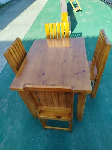 Conjunto de mesa e 4 cadeiras