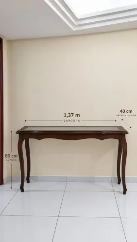 Aparador de madeira com tampo de vidro clássico