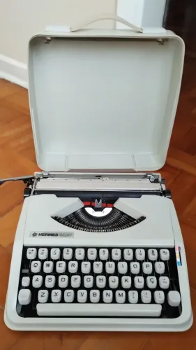 Máquina de escrever Hermes Baby
