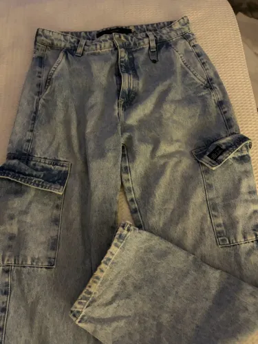 Calça jeans cargo com lavagem em azul claro