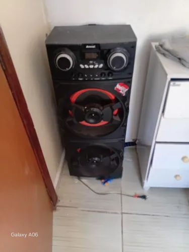 Vendo caixa de som com amvox com um pequeno defeito no Twitter caixa é de 1000 wts.