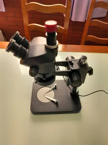 Microscópio trinocular