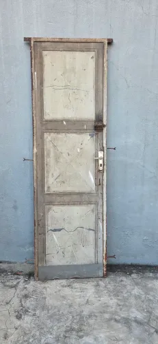 PORTA DE FERRO 
