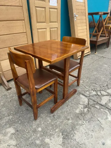 Mesa 70x70 com 2 cadeiras encosto anatômico acento estofado 