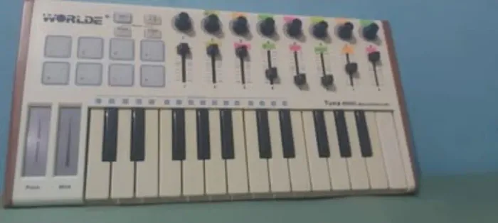Controladora worlde tuna mini midi.
