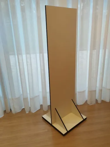 Totem em MDF desmontável