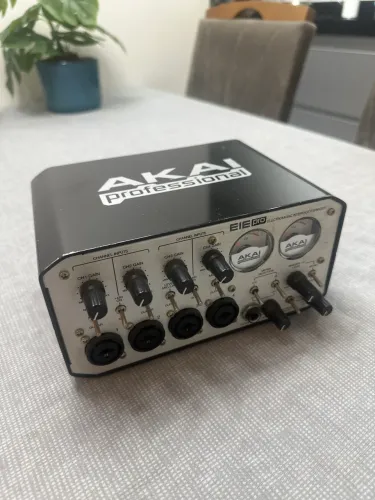 Interface de áudio AKAI professional