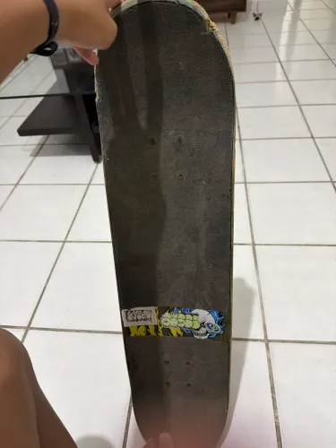 Estou vendendo um skate ele está com algumas marcas de uso tipo,corrimão caixa etc