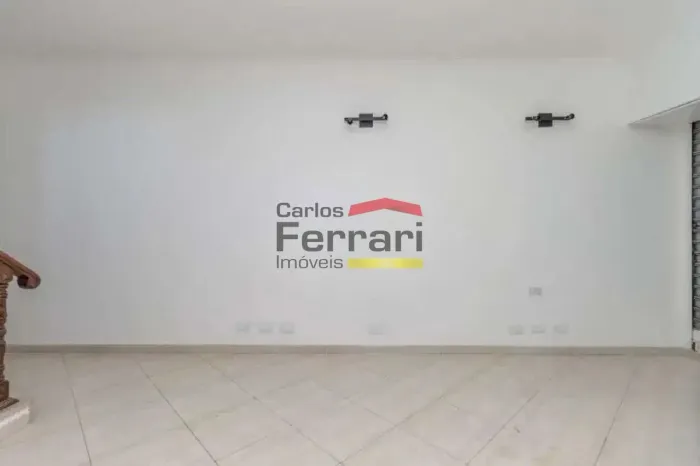 Sobrado comercial reformado com 234m² para locação na Av. Água Fria!