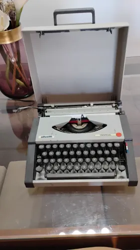 Máquina escrever Olivetti tropical funcionando 