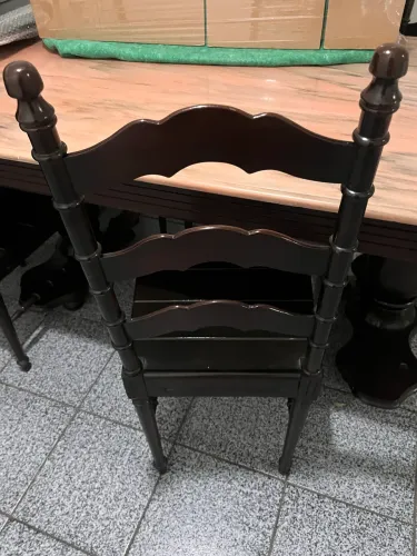 Mesa de mármore com peroba