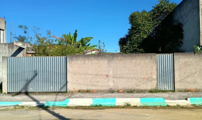 Terreno murado com pomar em Resende