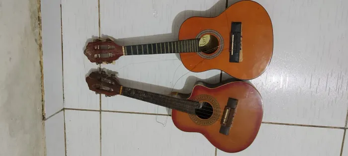 Dois cavaquinhos por 250 reais