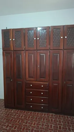 Vendes Guarda Roupa em madeira Maciça 