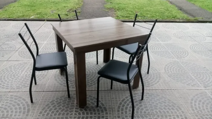 Conjunto, mesa com 4 cadeiras nova!                                             