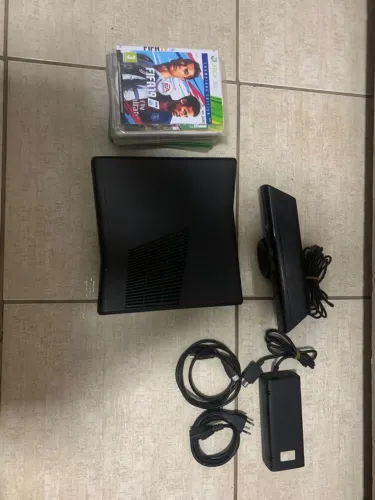 Vendo Xbox 360,em perfeito estado com Kinect,1 manete diversos jogos(alguns original)