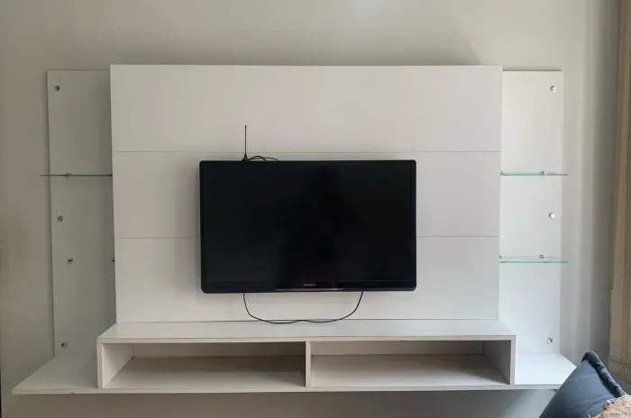 Painel de TV Branco com Prateleiras de Vidro - 1,93 m