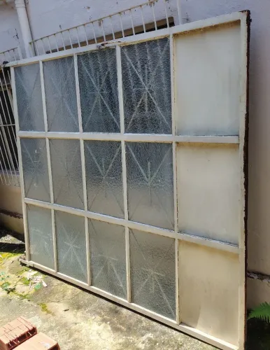 Portão de ferro com vidro