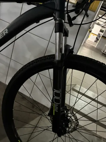 Bike Rockrider, suspensão dianteira 1, câmbio Shimano Tourney 24v e freios a disco 