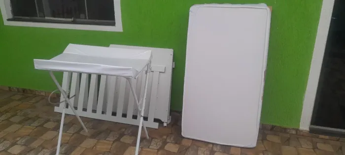 Berço + trocador com banheira.