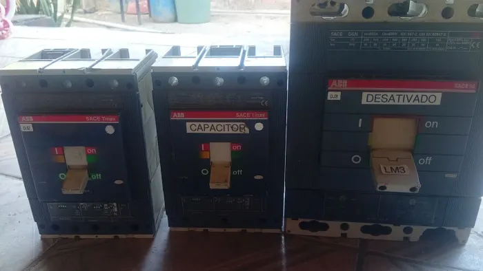 disjuntor industrial de caixa moldada de alta potência, fabricado pela marca ABB.