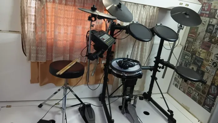 Bateria  eletrônica Roland TD 3 excelente  estado, completa