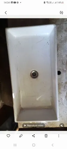 Pia para banheiro ou lavabo. 85 cm por 40 cm. Em mármore bege baia e Cuba deca toda Boa.