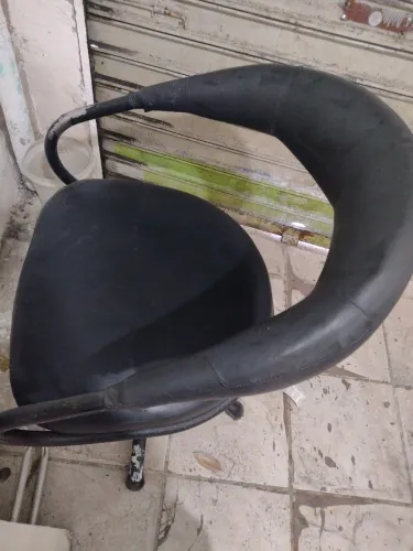 Vendo cadeira giratória para salão de beleza. $170. ZAP *07