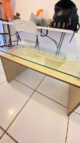 Mesa de centro com tampo de vidro